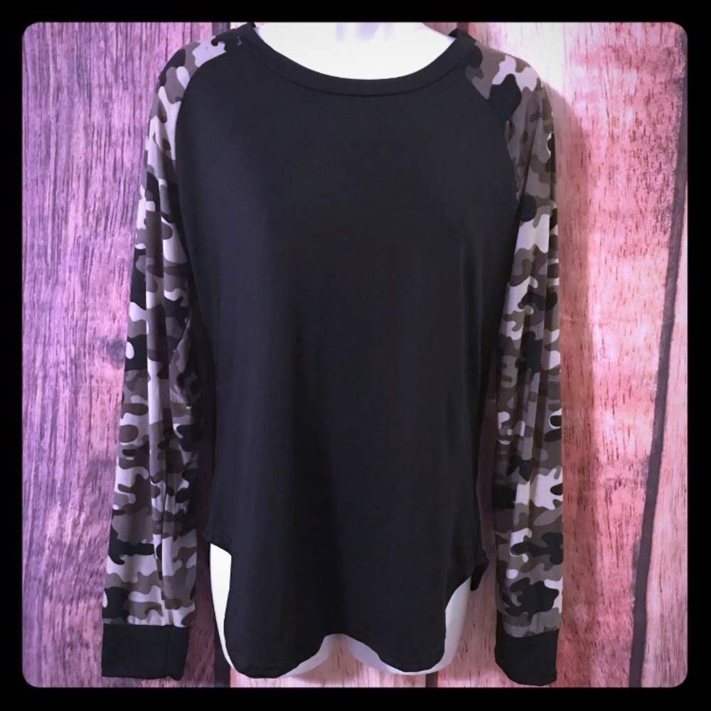 Long sleeve, black top with CAMO-print sleeves
